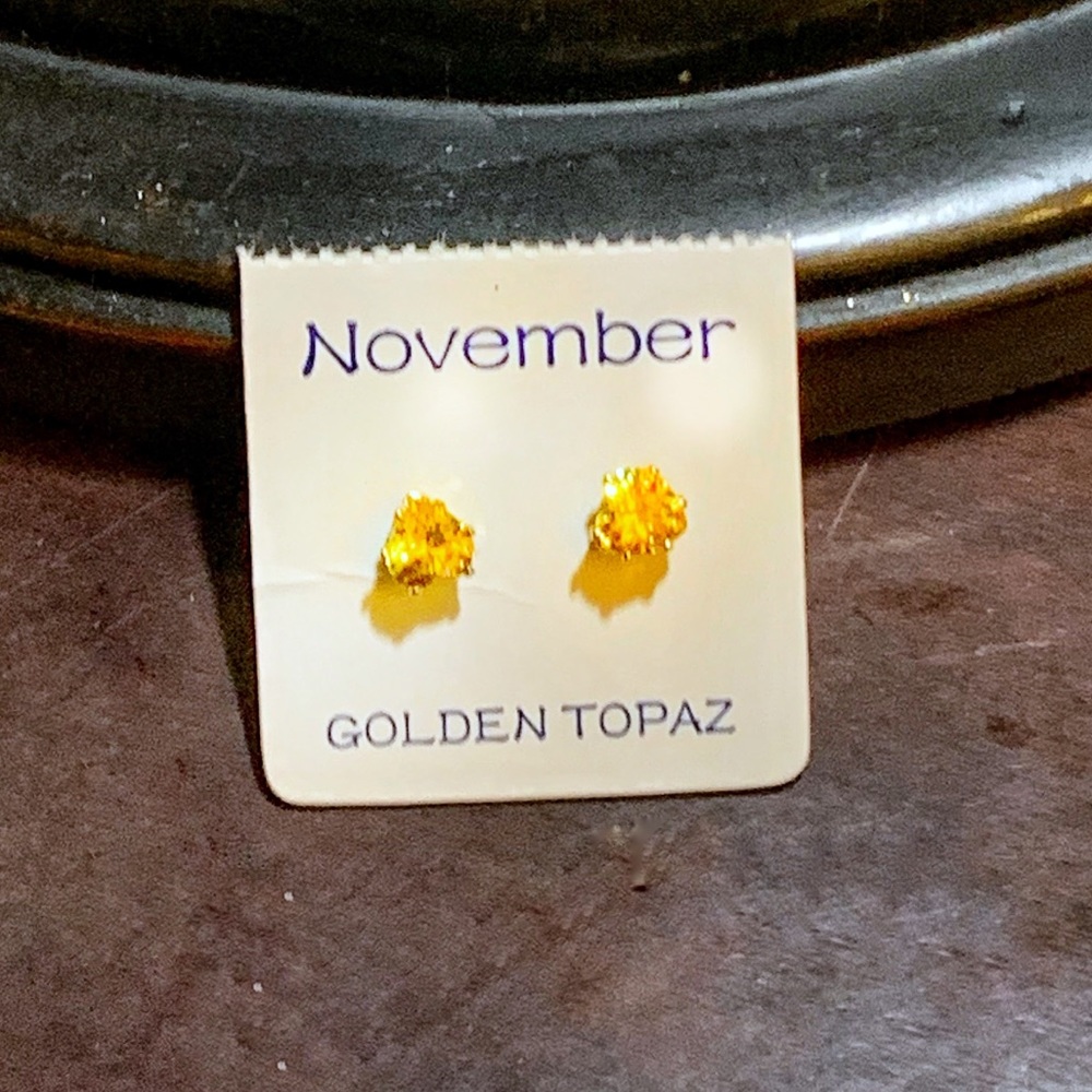 NWT ❤️Gold plated crystal heart studs for birthday NOVEMBER